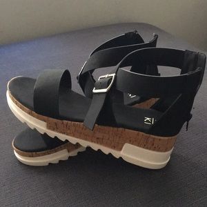 Platform sandals. YOKI Brand